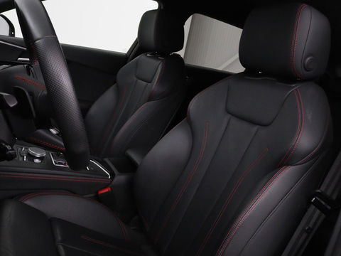 Audi A4 45 TFSI quattro Sport S line Black Edition | Leder | Trekhaak | 360 camera | Virtual Cockpit | Matrix LED | Navigatie | Sportstoelen | Park Assist | Climate control