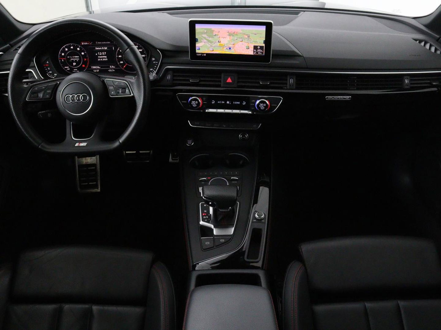 Audi A4 45 TFSI quattro Sport S line Black Edition | Leder | Trekhaak | 360 camera | Virtual Cockpit | Matrix LED | Navigatie | Sportstoelen | Park Assist | Climate control