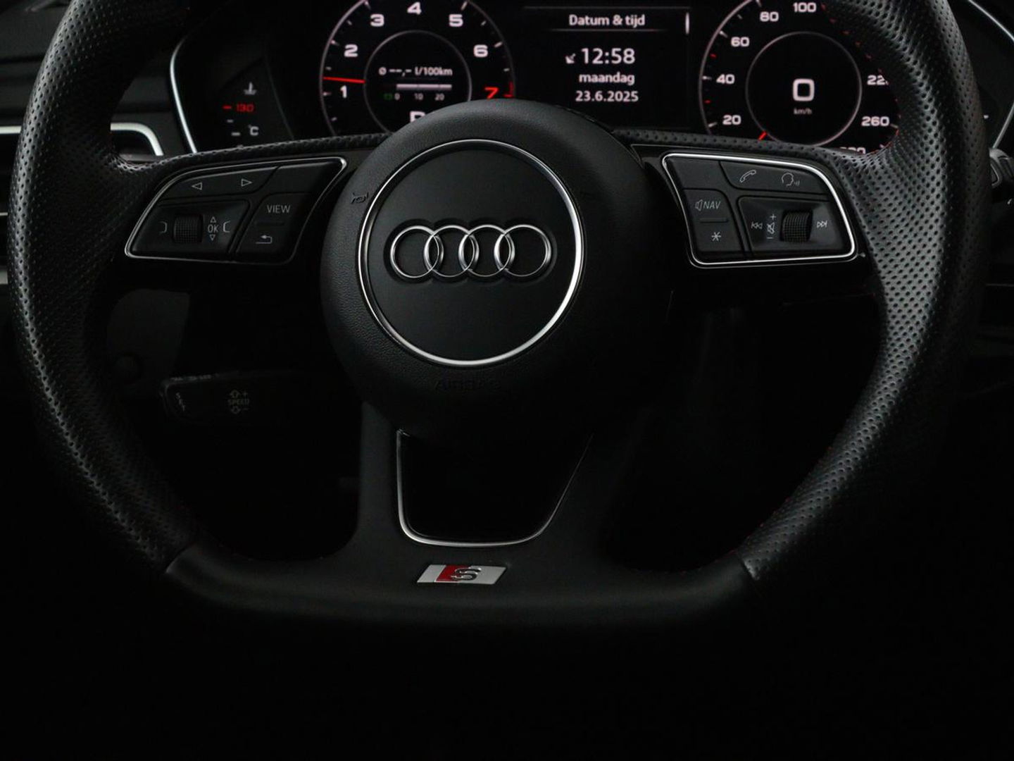 Audi A4 45 TFSI quattro Sport S line Black Edition | Leder | Trekhaak | 360 camera | Virtual Cockpit | Matrix LED | Navigatie | Sportstoelen | Park Assist | Climate control