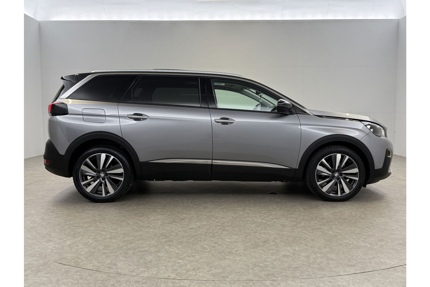 Peugeot 5008 1.2 PureTech 7p 360 Camera Pano Sfeerverl. LED Virtual Carplay Cruise Clima Navi Leder PDC 19"LMV