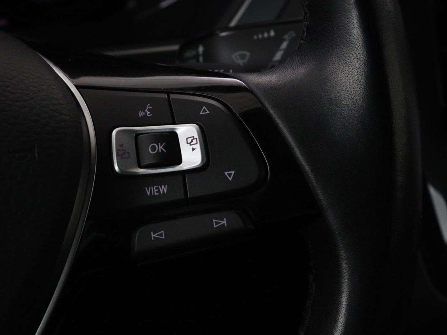 Volkswagen Tiguan 1.5 TSI R-Line | DSG | 360 camera | Active Info | Keyless | Adaptive cruise | Trekhaak | Full LED | Park Assist | Carplay | Navigatie