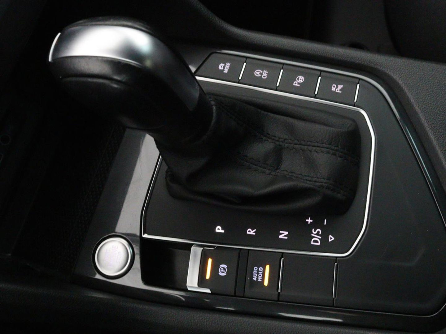 Volkswagen Tiguan 1.5 TSI R-Line | DSG | 360 camera | Active Info | Keyless | Adaptive cruise | Trekhaak | Full LED | Park Assist | Carplay | Navigatie