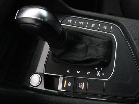 Volkswagen Tiguan 1.5 TSI R-Line | DSG | 360 camera | Active Info | Keyless | Adaptive cruise | Trekhaak | Full LED | Park Assist | Carplay | Navigatie
