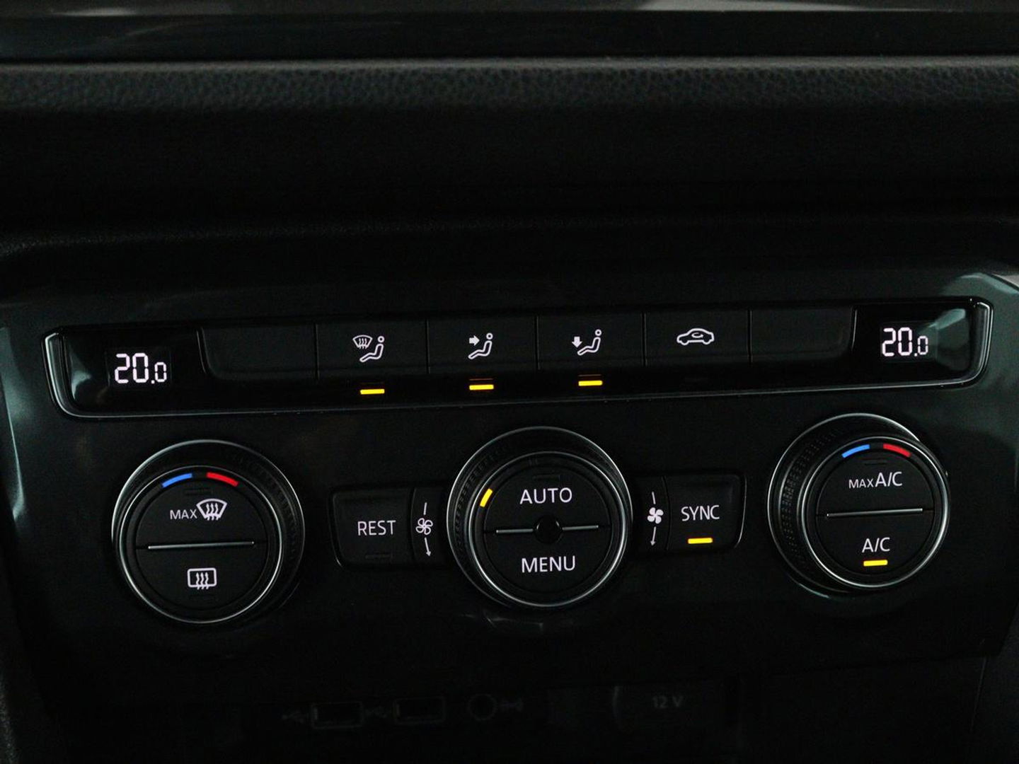 Volkswagen Tiguan 1.5 TSI R-Line | DSG | 360 camera | Active Info | Keyless | Adaptive cruise | Trekhaak | Full LED | Park Assist | Carplay | Navigatie