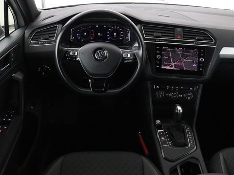 Volkswagen Tiguan 1.5 TSI R-Line | DSG | 360 camera | Active Info | Keyless | Adaptive cruise | Trekhaak | Full LED | Park Assist | Carplay | Navigatie