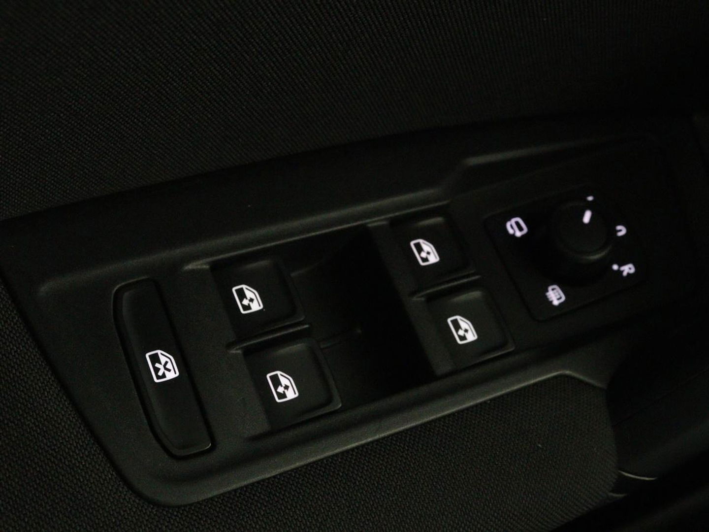 Volkswagen Tiguan 1.5 TSI R-Line | DSG | 360 camera | Active Info | Keyless | Adaptive cruise | Trekhaak | Full LED | Park Assist | Carplay | Navigatie