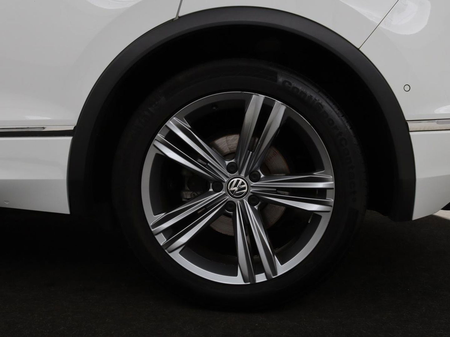 Volkswagen Tiguan 1.5 TSI R-Line | DSG | 360 camera | Active Info | Keyless | Adaptive cruise | Trekhaak | Full LED | Park Assist | Carplay | Navigatie