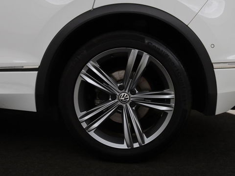 Volkswagen Tiguan 1.5 TSI R-Line | DSG | 360 camera | Active Info | Keyless | Adaptive cruise | Trekhaak | Full LED | Park Assist | Carplay | Navigatie