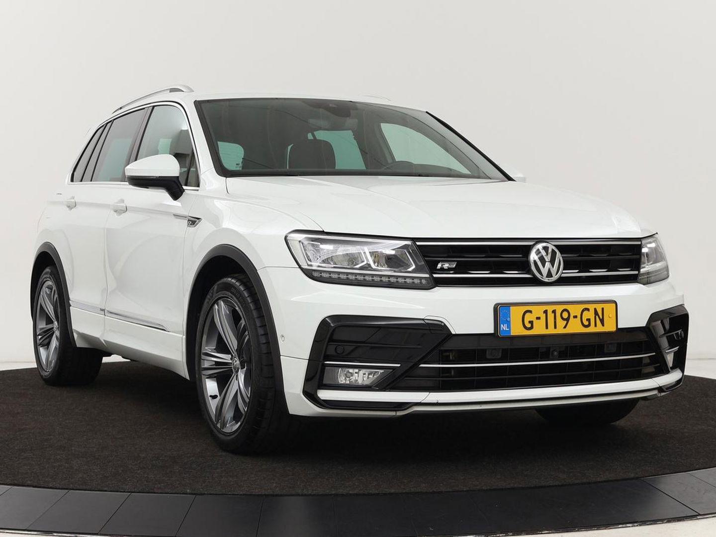 Volkswagen Tiguan 1.5 TSI R-Line | DSG | 360 camera | Active Info | Keyless | Adaptive cruise | Trekhaak | Full LED | Park Assist | Carplay | Navigatie