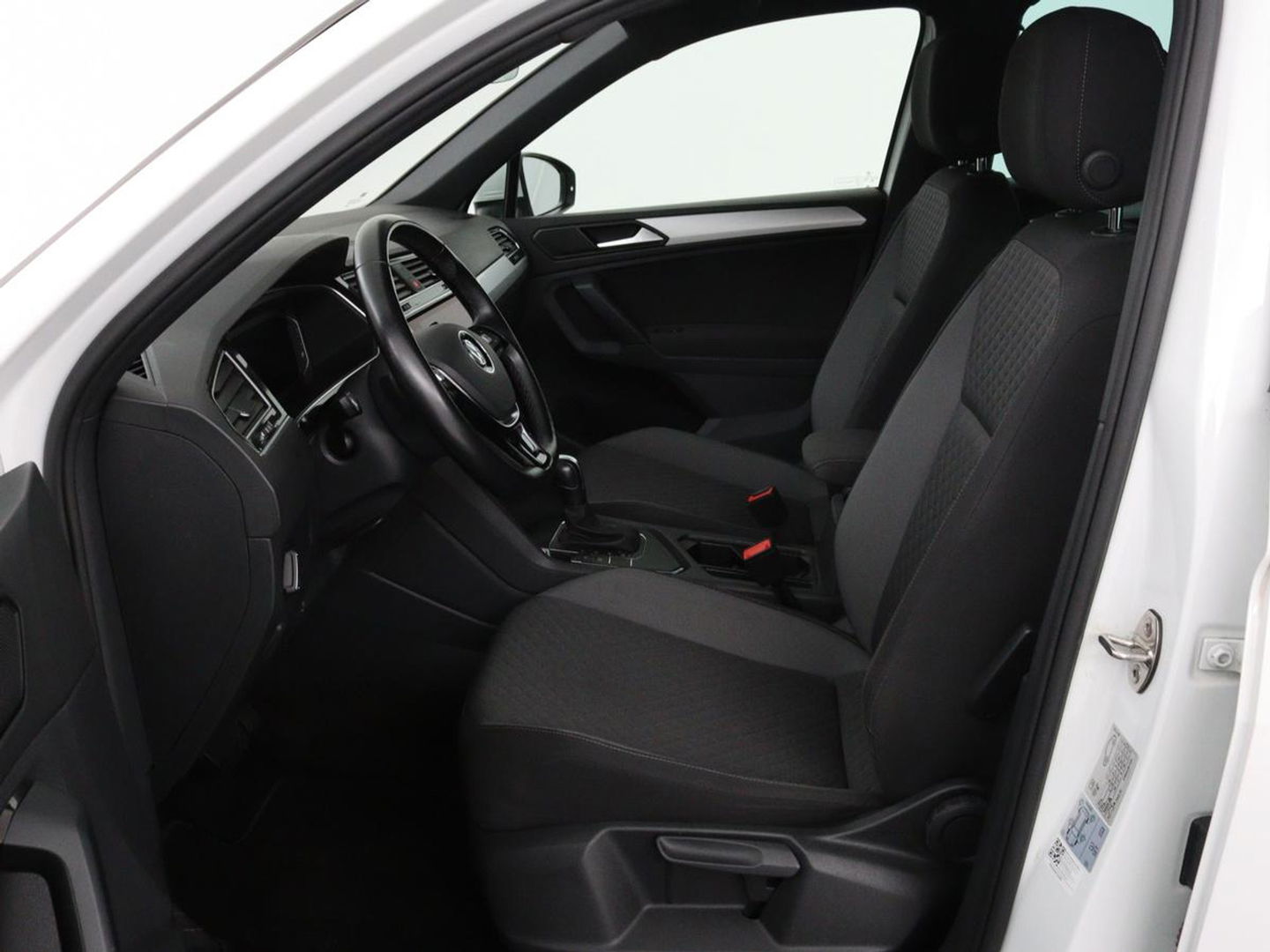 Volkswagen Tiguan 1.5 TSI R-Line | DSG | 360 camera | Active Info | Keyless | Adaptive cruise | Trekhaak | Full LED | Park Assist | Carplay | Navigatie
