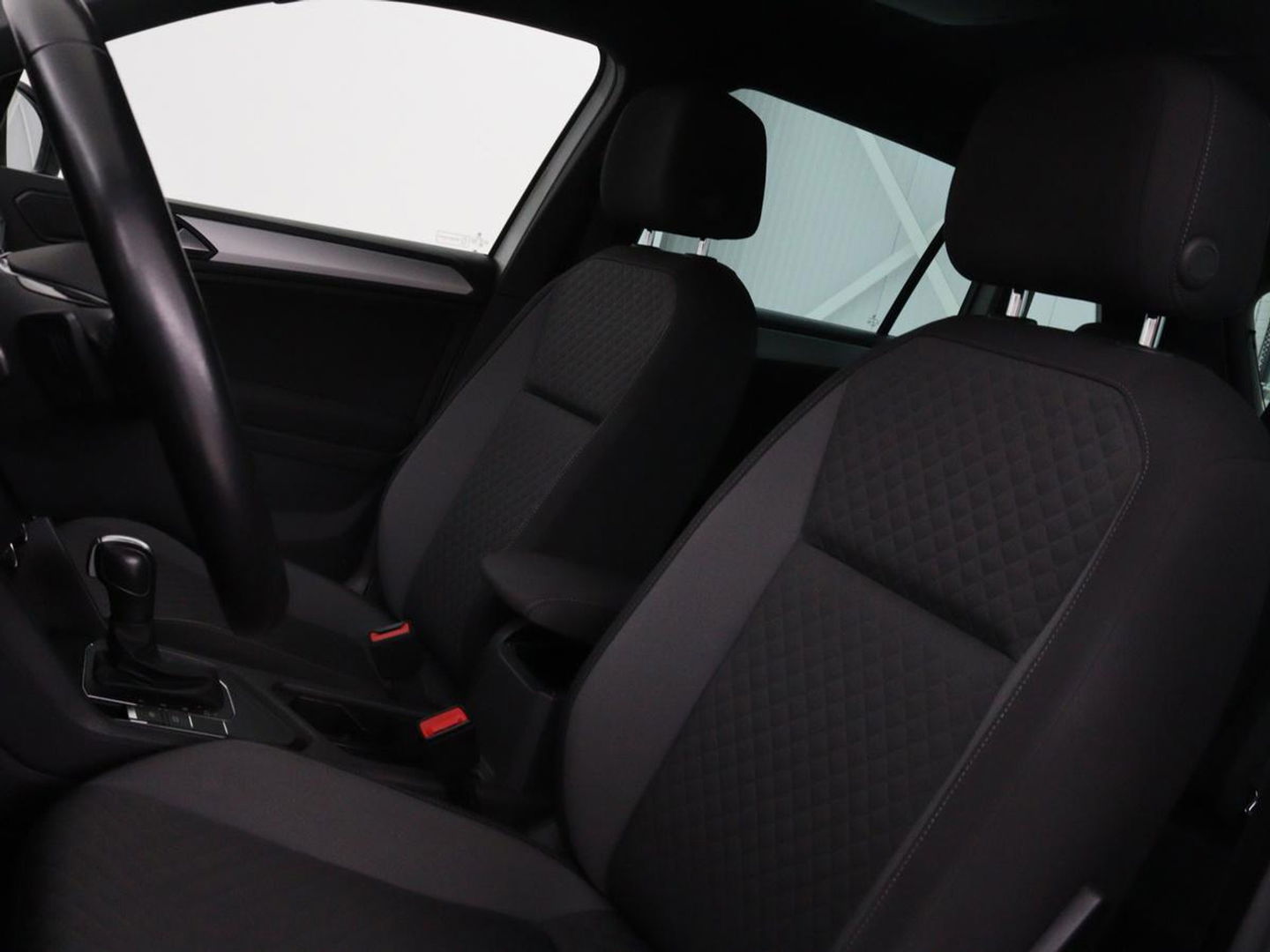 Volkswagen Tiguan 1.5 TSI R-Line | DSG | 360 camera | Active Info | Keyless | Adaptive cruise | Trekhaak | Full LED | Park Assist | Carplay | Navigatie