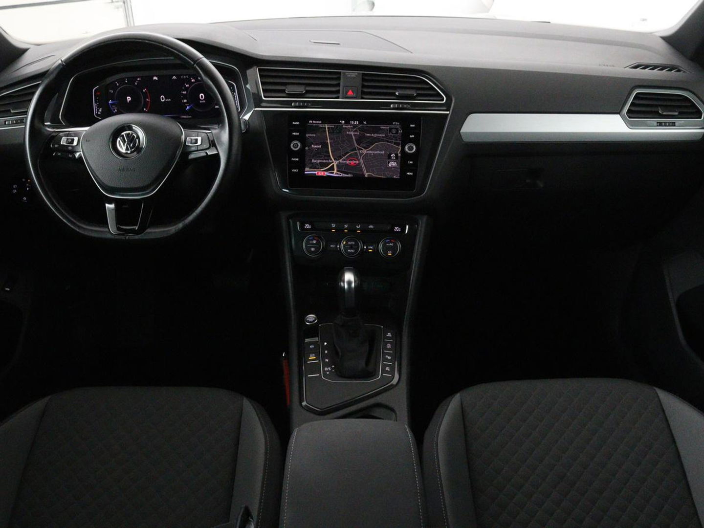 Volkswagen Tiguan 1.5 TSI R-Line | DSG | 360 camera | Active Info | Keyless | Adaptive cruise | Trekhaak | Full LED | Park Assist | Carplay | Navigatie