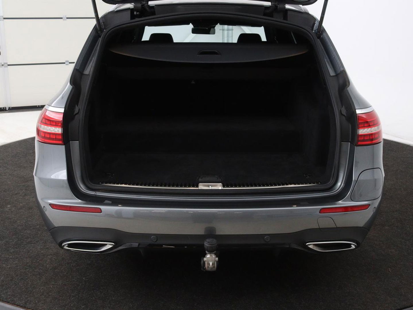 Mercedes-Benz E-Klasse 300e Business Solution AMG | Leder | Trekhaak | Stoelverwarming | 360 camera | Carplay | Sfeerverlichting | Matrix LED | Keyless | Navigatie