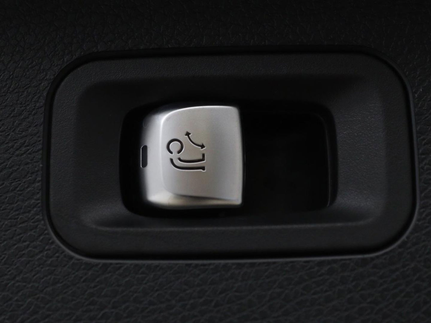Mercedes-Benz E-Klasse 300e Business Solution AMG | Leder | Trekhaak | Stoelverwarming | 360 camera | Carplay | Sfeerverlichting | Matrix LED | Keyless | Navigatie