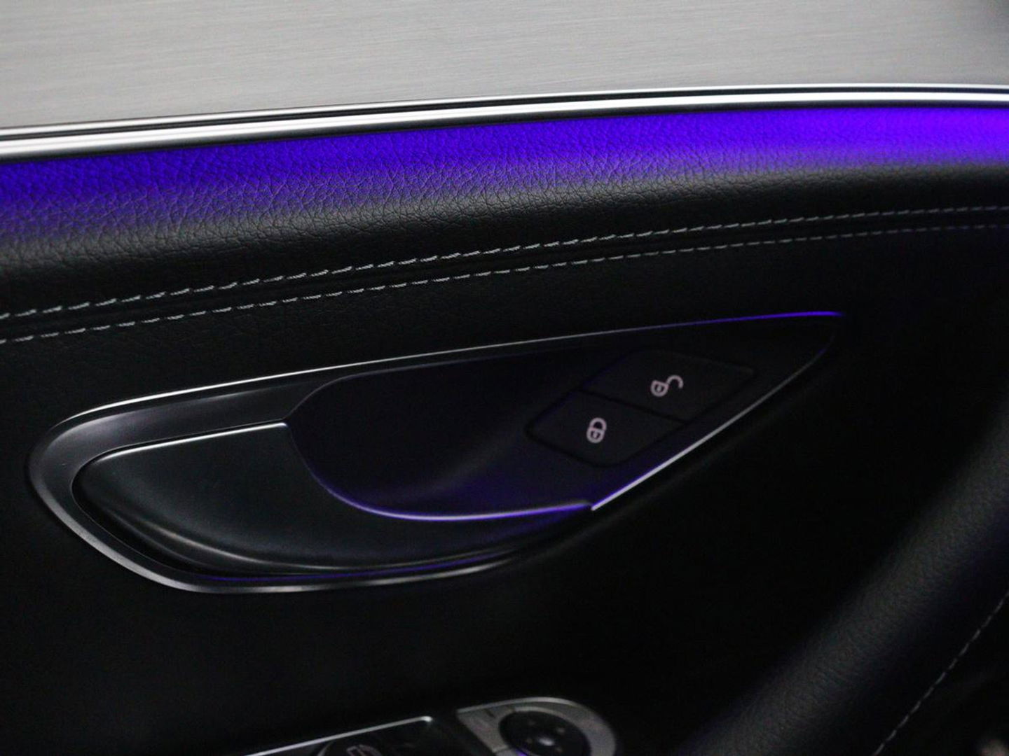 Mercedes-Benz E-Klasse 300e Business Solution AMG | Leder | Trekhaak | Stoelverwarming | 360 camera | Carplay | Sfeerverlichting | Matrix LED | Keyless | Navigatie