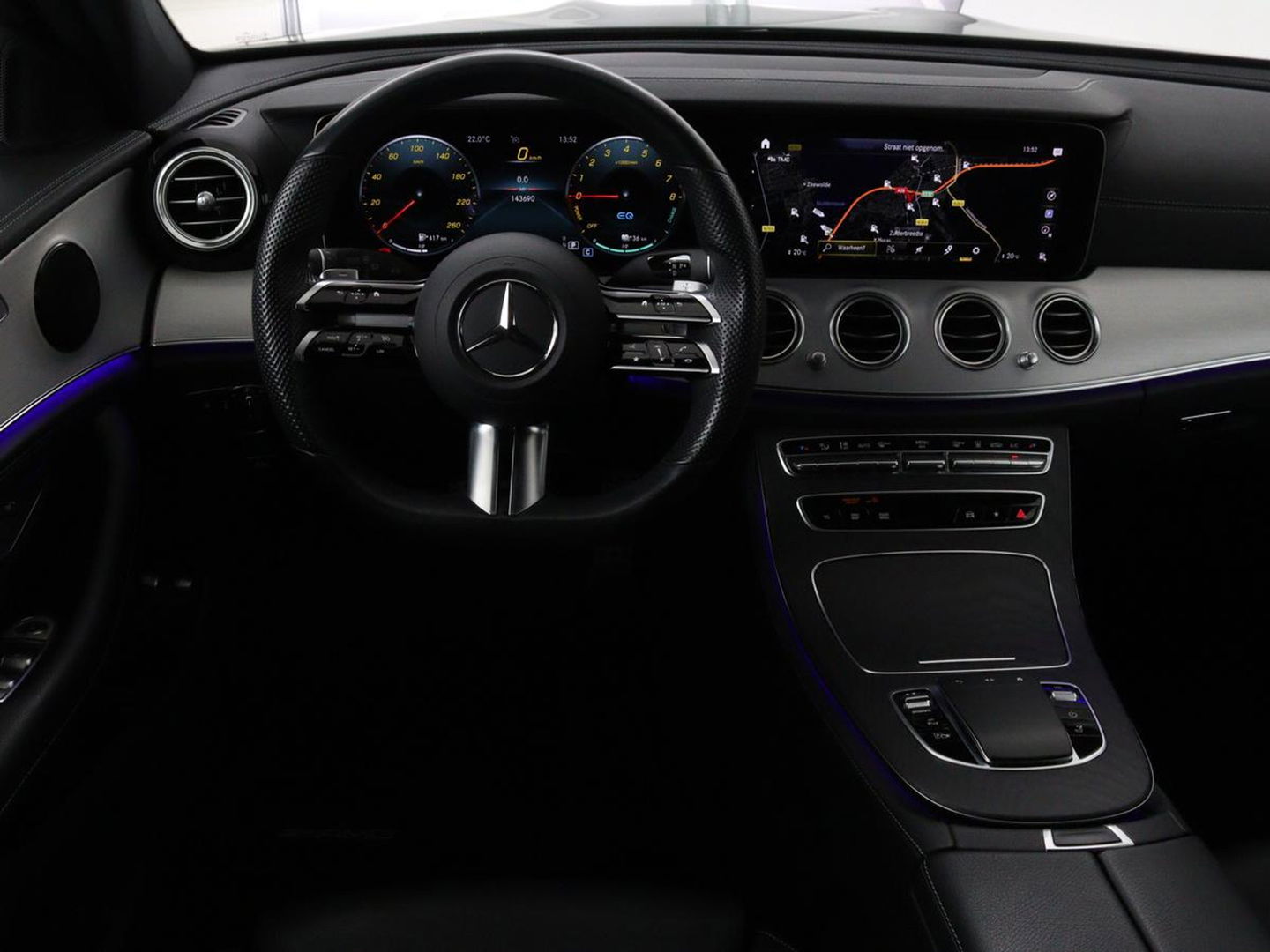 Mercedes-Benz E-Klasse 300e Business Solution AMG | Leder | Trekhaak | Stoelverwarming | 360 camera | Carplay | Sfeerverlichting | Matrix LED | Keyless | Navigatie