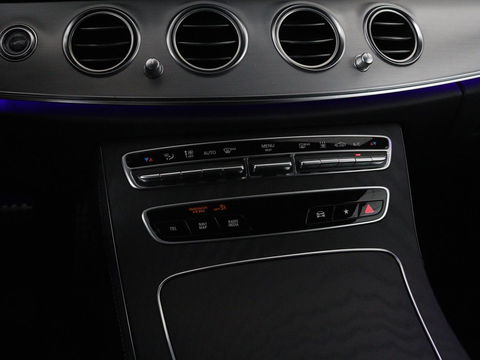 Mercedes-Benz E-Klasse 300e Business Solution AMG | Leder | Trekhaak | Stoelverwarming | 360 camera | Carplay | Sfeerverlichting | Matrix LED | Keyless | Navigatie