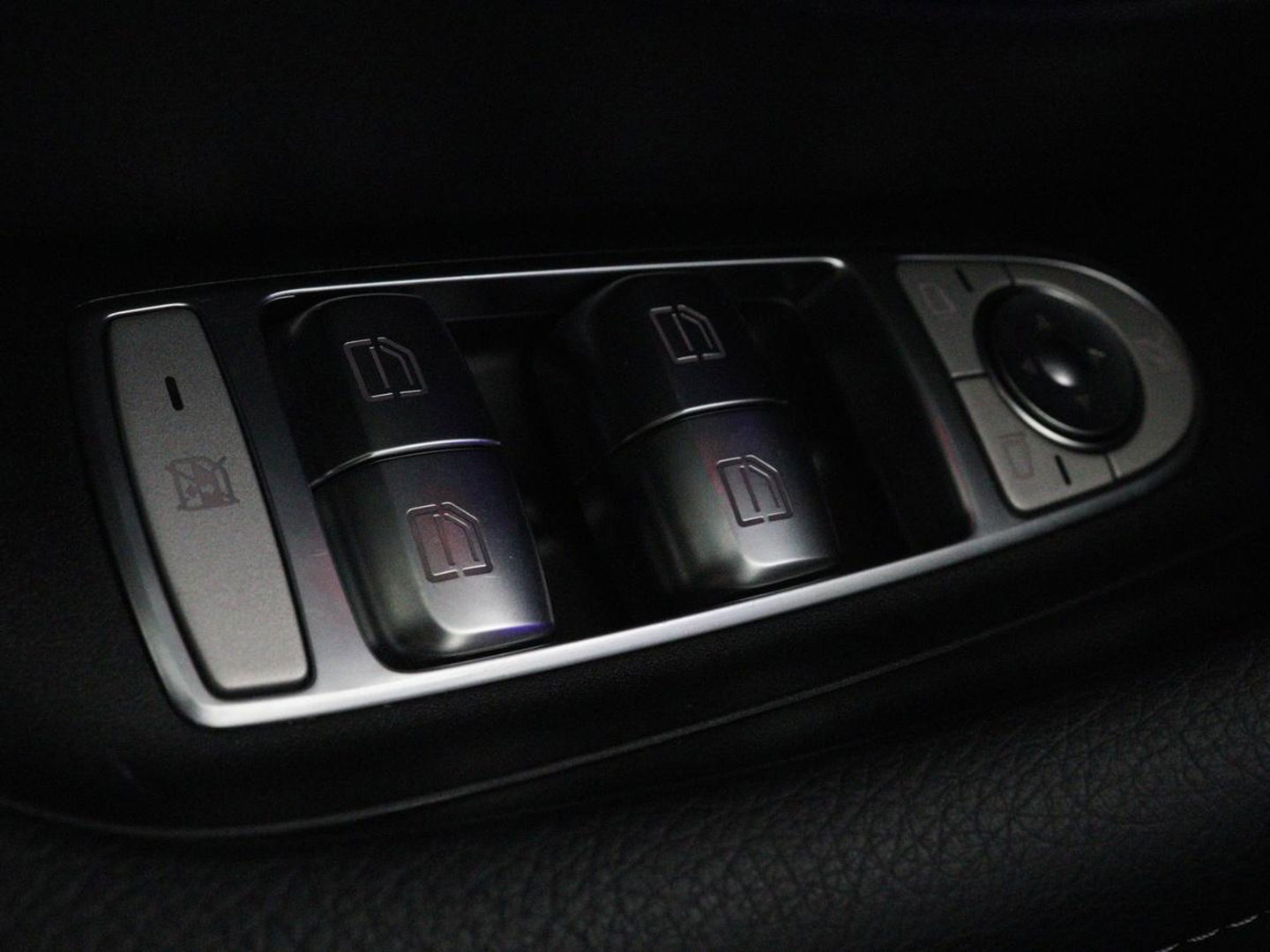 Mercedes-Benz E-Klasse 300e Business Solution AMG | Leder | Trekhaak | Stoelverwarming | 360 camera | Carplay | Sfeerverlichting | Matrix LED | Keyless | Navigatie