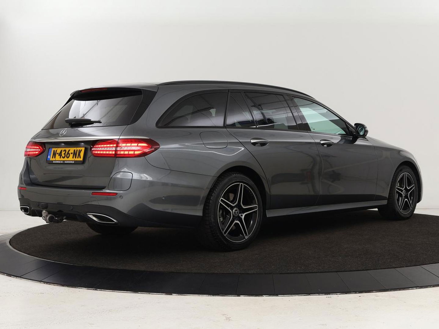 Mercedes-Benz E-Klasse 300e Business Solution AMG | Leder | Trekhaak | Stoelverwarming | 360 camera | Carplay | Sfeerverlichting | Matrix LED | Keyless | Navigatie