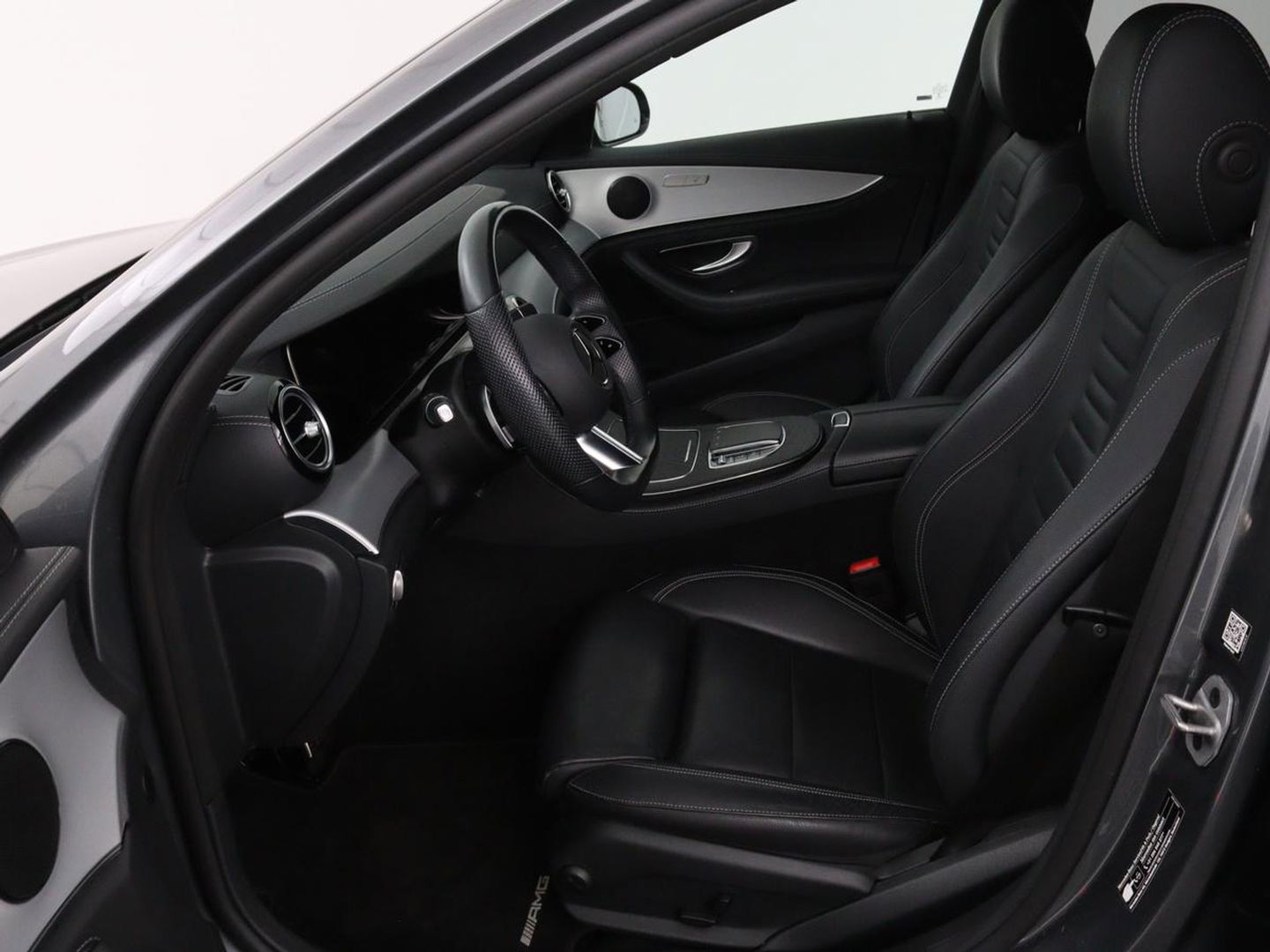 Mercedes-Benz E-Klasse 300e Business Solution AMG | Leder | Trekhaak | Stoelverwarming | 360 camera | Carplay | Sfeerverlichting | Matrix LED | Keyless | Navigatie