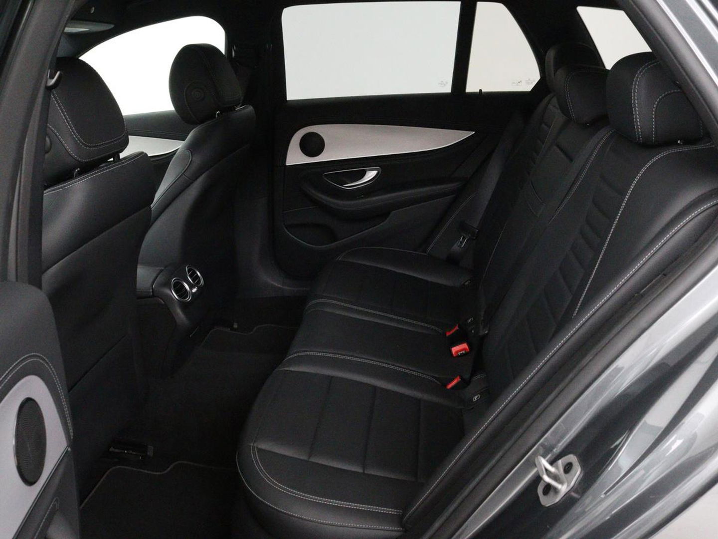 Mercedes-Benz E-Klasse 300e Business Solution AMG | Leder | Trekhaak | Stoelverwarming | 360 camera | Carplay | Sfeerverlichting | Matrix LED | Keyless | Navigatie