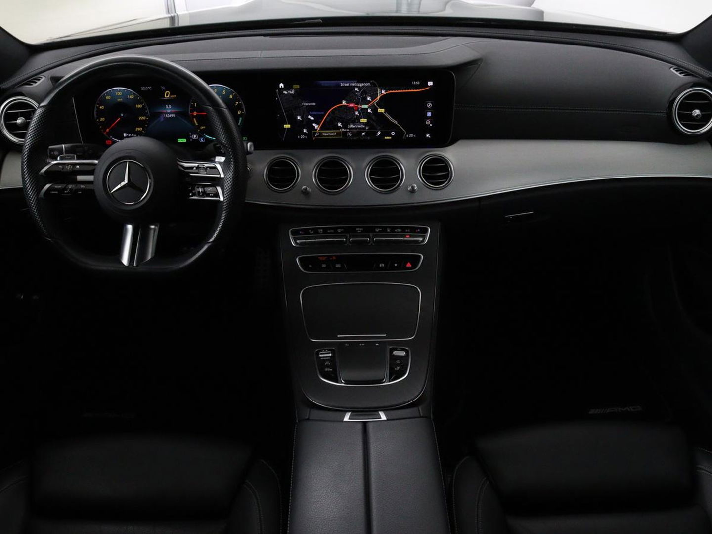 Mercedes-Benz E-Klasse 300e Business Solution AMG | Leder | Trekhaak | Stoelverwarming | 360 camera | Carplay | Sfeerverlichting | Matrix LED | Keyless | Navigatie