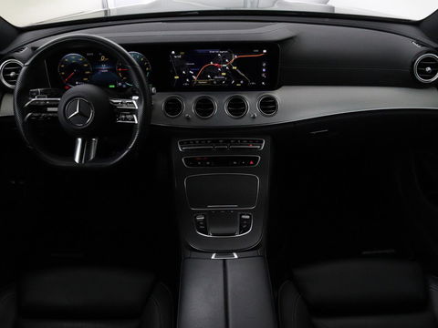 Mercedes-Benz E-Klasse 300e Business Solution AMG | Leder | Trekhaak | Stoelverwarming | 360 camera | Carplay | Sfeerverlichting | Matrix LED | Keyless | Navigatie