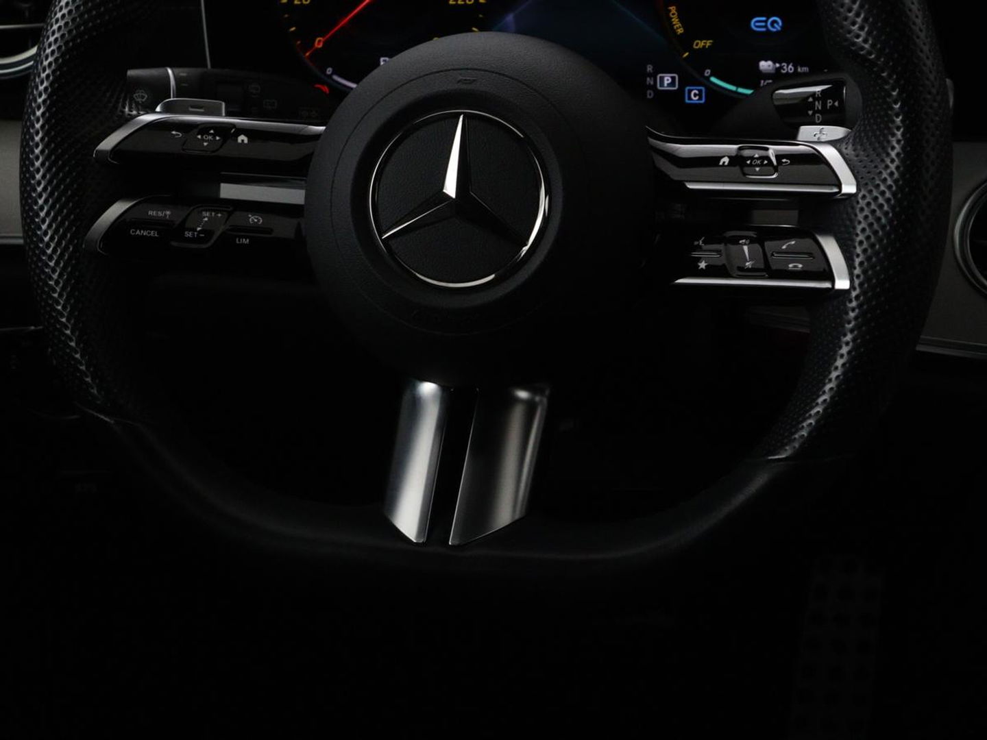 Mercedes-Benz E-Klasse 300e Business Solution AMG | Leder | Trekhaak | Stoelverwarming | 360 camera | Carplay | Sfeerverlichting | Matrix LED | Keyless | Navigatie