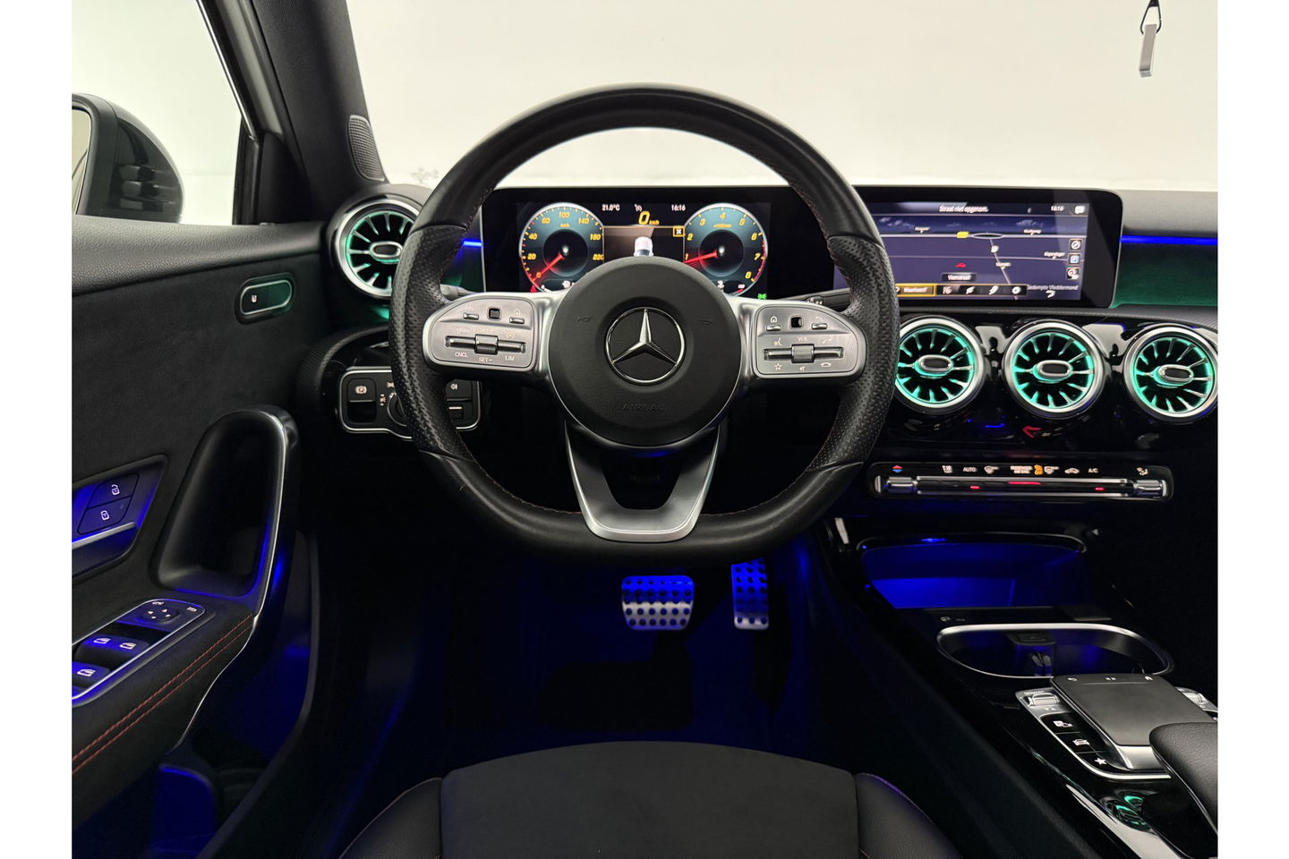 Mercedes-Benz A-Klasse 200 AMG 164PK Pano Camera Sfeerverl. LED Virtual Navi Clima Cruise PDC 18"LMV