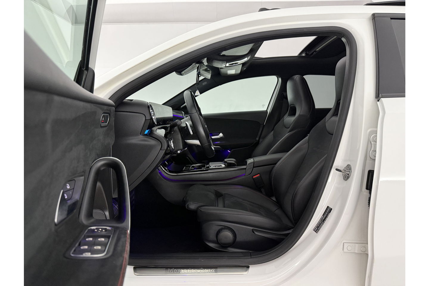 Mercedes-Benz A-Klasse 200 AMG 164PK Pano Camera Sfeerverl. LED Virtual Navi Clima Cruise PDC 18"LMV