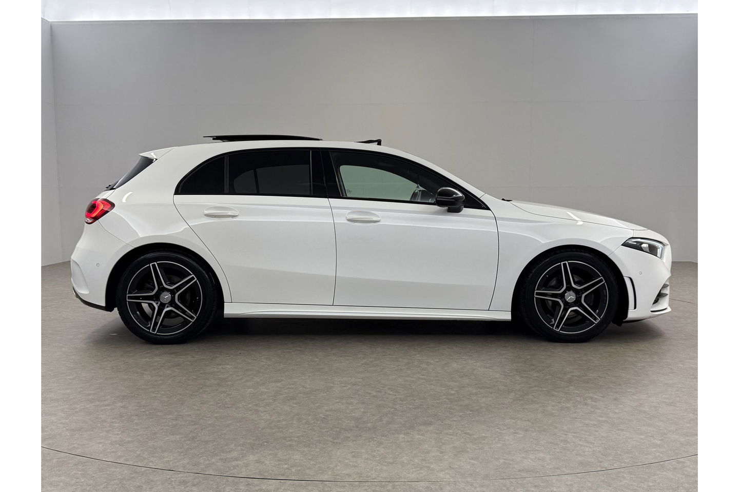 Mercedes-Benz A-Klasse 200 AMG 164PK Pano Camera Sfeerverl. LED Virtual Navi Clima Cruise PDC 18"LMV