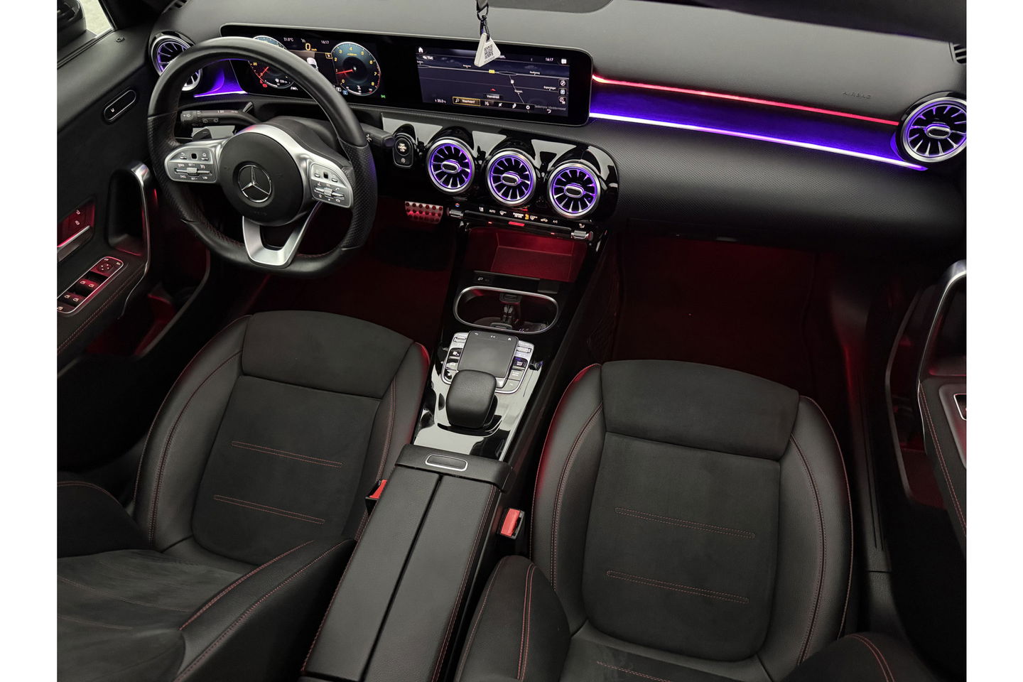 Mercedes-Benz A-Klasse 200 AMG 164PK Pano Camera Sfeerverl. LED Virtual Navi Clima Cruise PDC 18"LMV