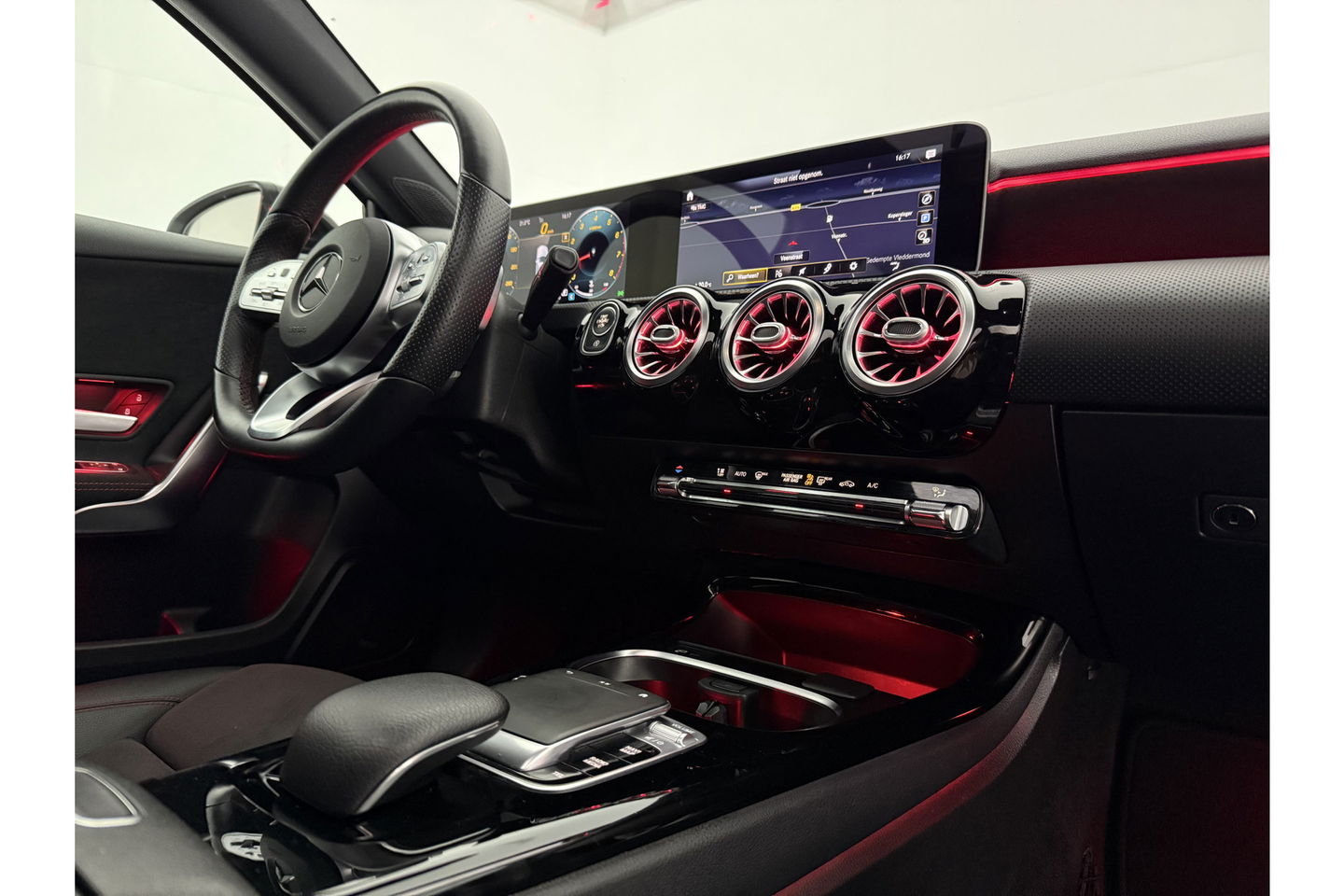 Mercedes-Benz A-Klasse 200 AMG 164PK Pano Camera Sfeerverl. LED Virtual Navi Clima Cruise PDC 18"LMV