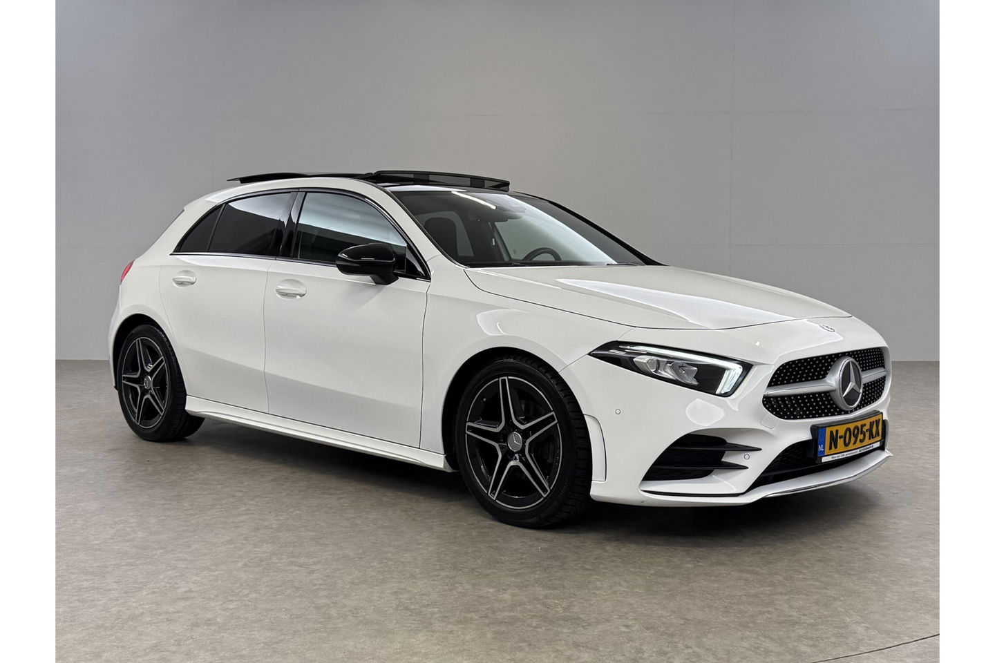 Mercedes-Benz A-Klasse 200 AMG 164PK Pano Camera Sfeerverl. LED Virtual Navi Clima Cruise PDC 18"LMV