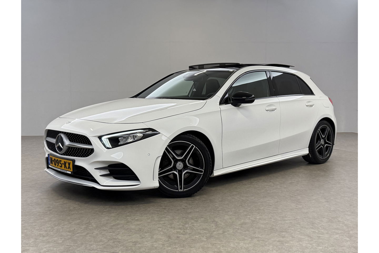 Mercedes-Benz A-Klasse 200 AMG 164PK Pano Camera Sfeerverl. LED Virtual Navi Clima Cruise PDC 18"LMV