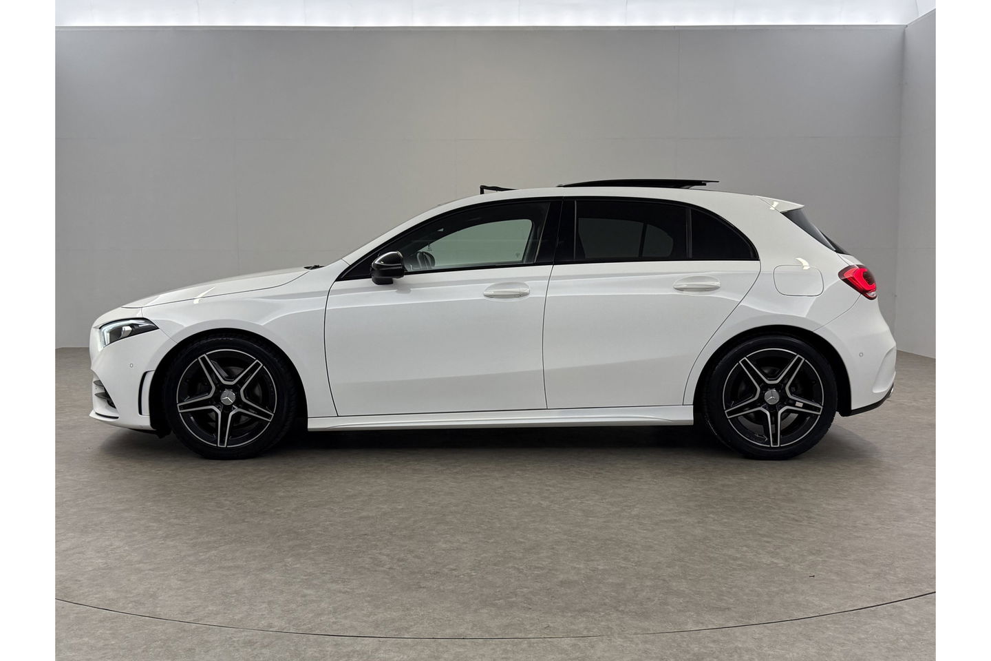 Mercedes-Benz A-Klasse 200 AMG 164PK Pano Camera Sfeerverl. LED Virtual Navi Clima Cruise PDC 18"LMV