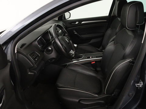 Renault Mégane 1.3 TCe Bose | Trekhaak | Carplay | Climate control | Navigatie | Dodehoek detectie | Park Assist | Cruise control