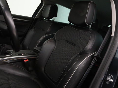 Renault Mégane 1.3 TCe Bose | Trekhaak | Carplay | Climate control | Navigatie | Dodehoek detectie | Park Assist | Cruise control