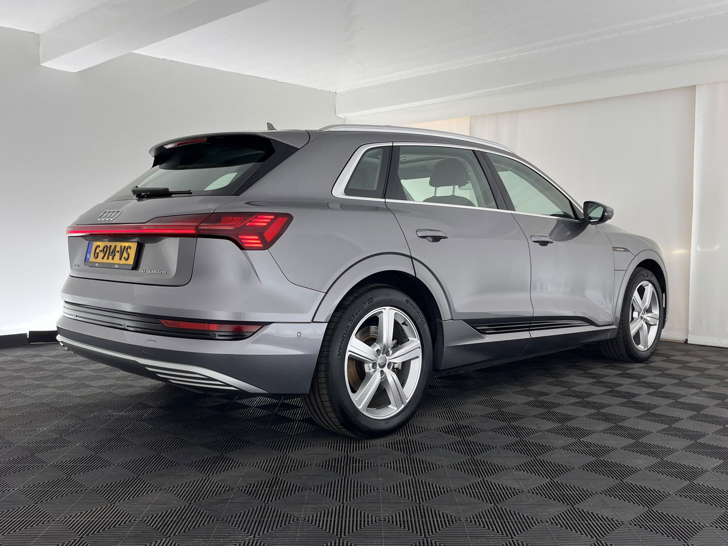 Audi e-tron 50 Quattro Advanced Launch-Edition-Plus 71 kWh [ 3-Fase ] (INCL-BTW) *PANO | LUXURY-LEATHER | FULL-LED | ADAPTIVE-CRUISE | MEMORY-PACK | DIGI-COCKPIT | HEATED-COMFORTSEATS | CARPLAY | NAVI-FULLMAP | ECC | SHIFT-PADDLES | LANE-ASSIST | PDC | 20''ALU*