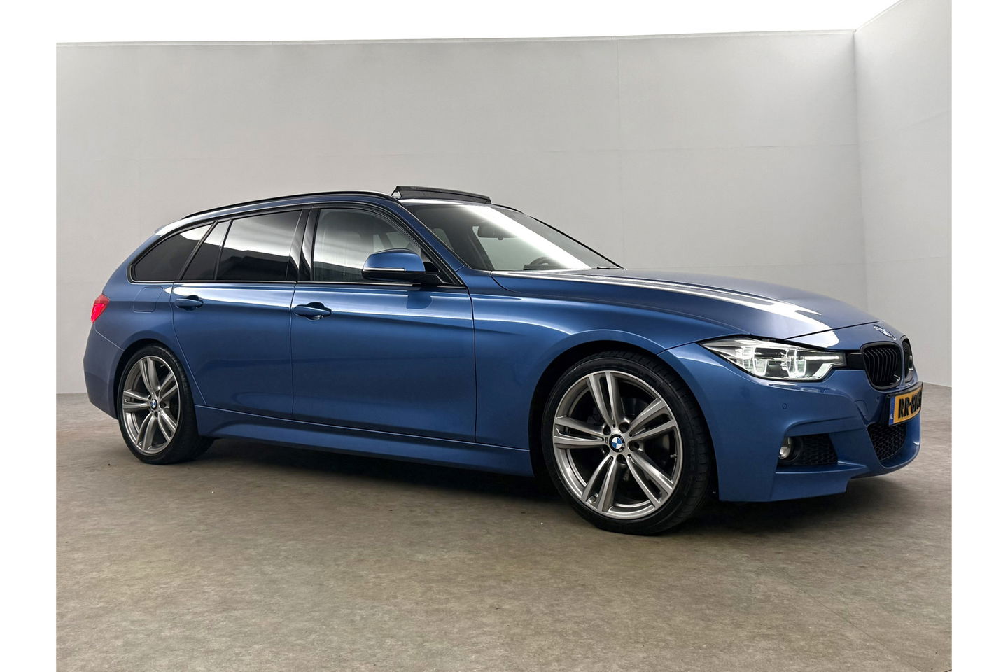 BMW 3-serie 320d High Executive M-Sport 191PK Pano Leder LED 19"LMV Clima Cruise Navi PDC Stoelverwarming