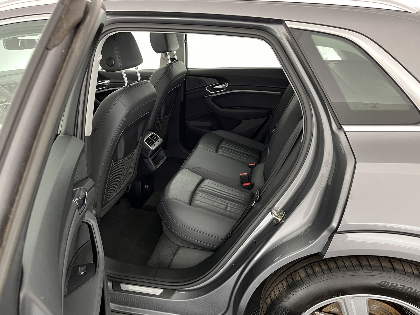 Audi e-tron 50 Quattro Advanced Launch-Edition-Plus 71 kWh [ 3-Fase ] (INCL-BTW) *PANO | LUXURY-LEATHER | FULL-LED | ADAPTIVE-CRUISE | MEMORY-PACK | DIGI-COCKPIT | HEATED-COMFORTSEATS | CARPLAY | NAVI-FULLMAP | ECC | SHIFT-PADDLES | LANE-ASSIST | PDC | 20''ALU*