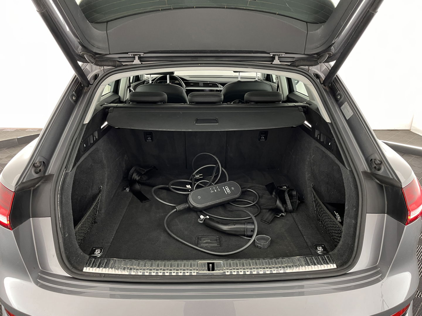 Audi e-tron 50 Quattro Advanced Launch-Edition-Plus 71 kWh [ 3-Fase ] (INCL-BTW) *PANO | LUXURY-LEATHER | FULL-LED | ADAPTIVE-CRUISE | MEMORY-PACK | DIGI-COCKPIT | HEATED-COMFORTSEATS | CARPLAY | NAVI-FULLMAP | ECC | SHIFT-PADDLES | LANE-ASSIST | PDC | 20''ALU*