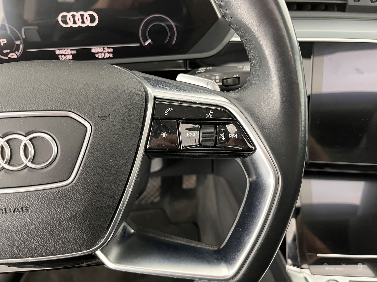 Audi e-tron 50 Quattro Advanced Launch-Edition-Plus 71 kWh [ 3-Fase ] (INCL-BTW) *PANO | LUXURY-LEATHER | FULL-LED | ADAPTIVE-CRUISE | MEMORY-PACK | DIGI-COCKPIT | HEATED-COMFORTSEATS | CARPLAY | NAVI-FULLMAP | ECC | SHIFT-PADDLES | LANE-ASSIST | PDC | 20''ALU*