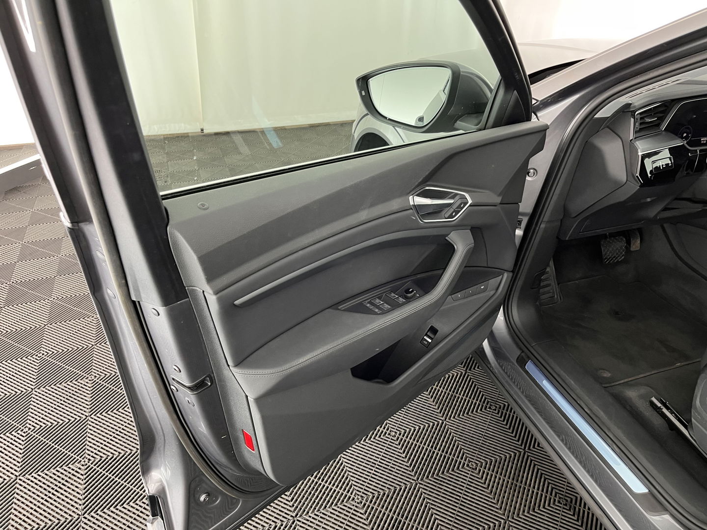 Audi e-tron 50 Quattro Advanced Launch-Edition-Plus 71 kWh [ 3-Fase ] (INCL-BTW) *PANO | LUXURY-LEATHER | FULL-LED | ADAPTIVE-CRUISE | MEMORY-PACK | DIGI-COCKPIT | HEATED-COMFORTSEATS | CARPLAY | NAVI-FULLMAP | ECC | SHIFT-PADDLES | LANE-ASSIST | PDC | 20''ALU*