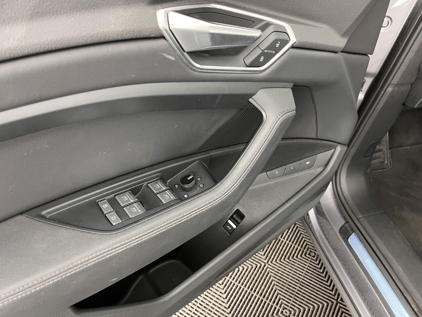 Audi e-tron 50 Quattro Advanced Launch-Edition-Plus 71 kWh [ 3-Fase ] (INCL-BTW) *PANO | LUXURY-LEATHER | FULL-LED | ADAPTIVE-CRUISE | MEMORY-PACK | DIGI-COCKPIT | HEATED-COMFORTSEATS | CARPLAY | NAVI-FULLMAP | ECC | SHIFT-PADDLES | LANE-ASSIST | PDC | 20''ALU*