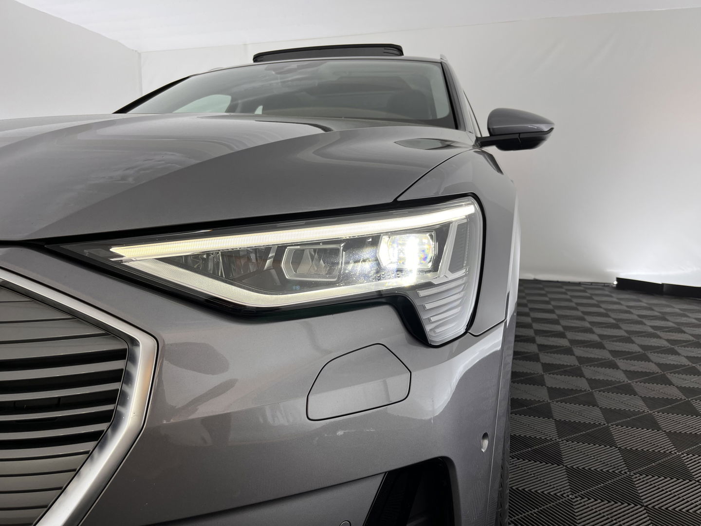 Audi e-tron 50 Quattro Advanced Launch-Edition-Plus 71 kWh [ 3-Fase ] (INCL-BTW) *PANO | LUXURY-LEATHER | FULL-LED | ADAPTIVE-CRUISE | MEMORY-PACK | DIGI-COCKPIT | HEATED-COMFORTSEATS | CARPLAY | NAVI-FULLMAP | ECC | SHIFT-PADDLES | LANE-ASSIST | PDC | 20''ALU*