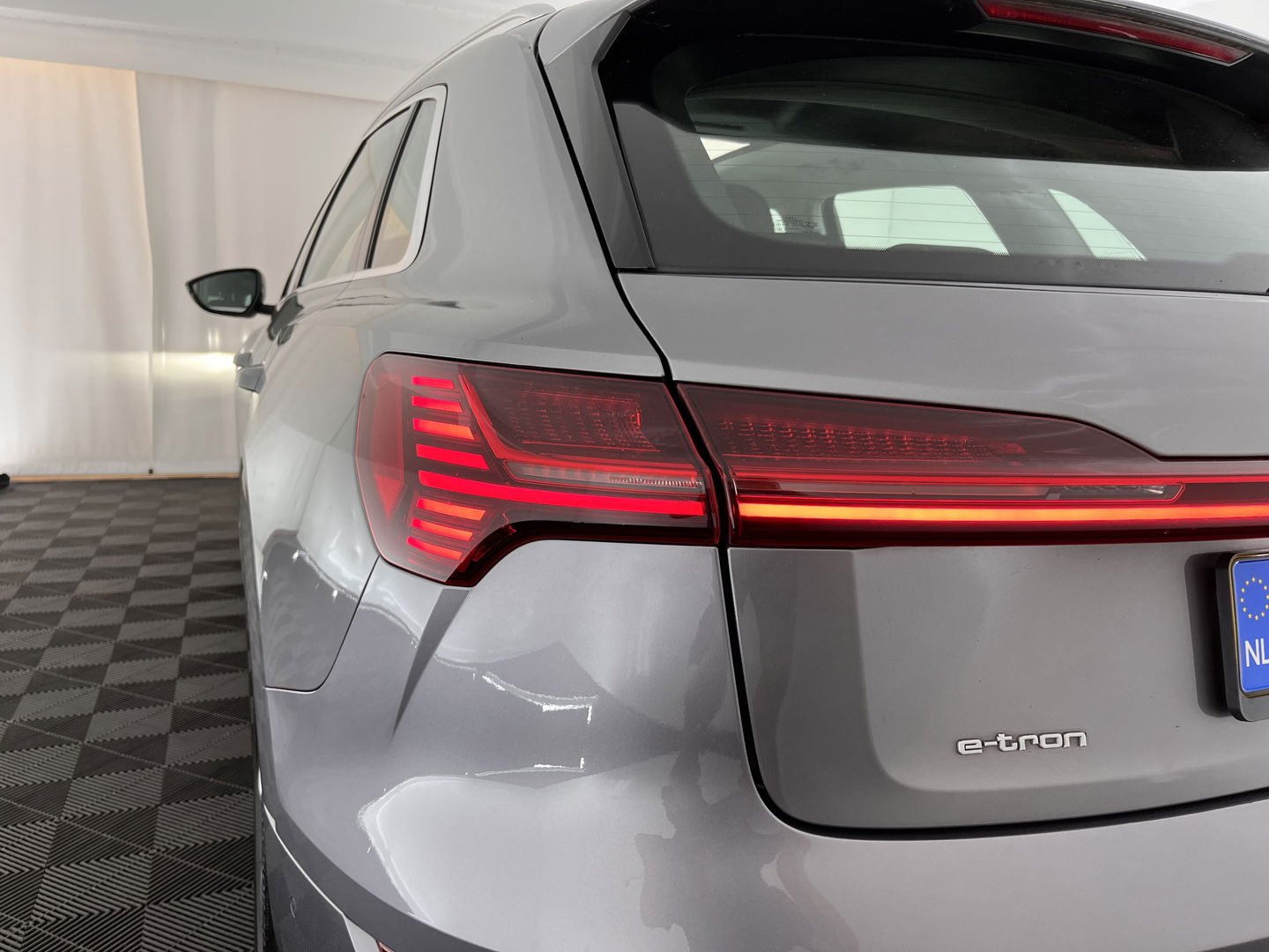 Audi e-tron 50 Quattro Advanced Launch-Edition-Plus 71 kWh [ 3-Fase ] (INCL-BTW) *PANO | LUXURY-LEATHER | FULL-LED | ADAPTIVE-CRUISE | MEMORY-PACK | DIGI-COCKPIT | HEATED-COMFORTSEATS | CARPLAY | NAVI-FULLMAP | ECC | SHIFT-PADDLES | LANE-ASSIST | PDC | 20''ALU*