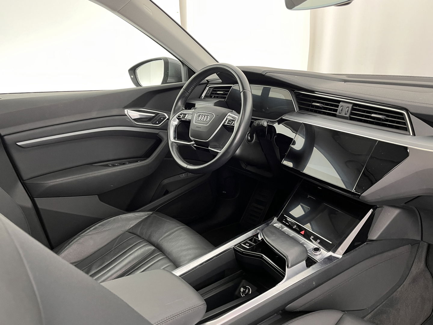 Audi e-tron 50 Quattro Advanced Launch-Edition-Plus 71 kWh [ 3-Fase ] (INCL-BTW) *PANO | LUXURY-LEATHER | FULL-LED | ADAPTIVE-CRUISE | MEMORY-PACK | DIGI-COCKPIT | HEATED-COMFORTSEATS | CARPLAY | NAVI-FULLMAP | ECC | SHIFT-PADDLES | LANE-ASSIST | PDC | 20''ALU*