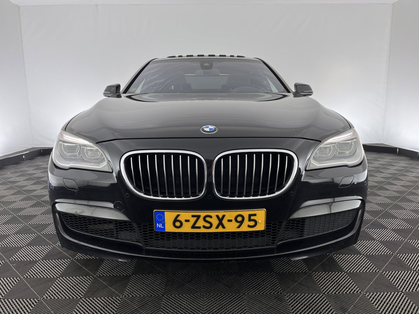BMW 7 Serie 740d xDrive High Executive M-Sport-Pack GEAR BOX PROBLEM  M-Sport Pack Aut. *PANO | HEAD-UP | LUXURY-LEATHER | SOFT-CLOSE | FULL-LED | MEMORY-PACK | HARMAN/KARDON-SURROUND | TOPVIEW | BLINDSPOT | KEYLESS | HEATED-SPORTSEATS | DIGI-