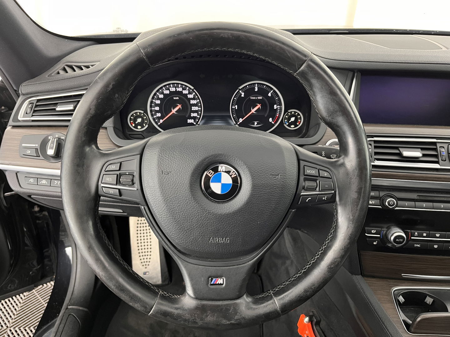 BMW 7 Serie 740d xDrive High Executive M-Sport-Pack GEAR BOX PROBLEM  M-Sport Pack Aut. *PANO | HEAD-UP | LUXURY-LEATHER | SOFT-CLOSE | FULL-LED | MEMORY-PACK | HARMAN/KARDON-SURROUND | TOPVIEW | BLINDSPOT | KEYLESS | HEATED-SPORTSEATS | DIGI-